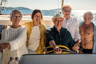 Recenze: Co dělat, když důchodci fetují. Svěrák na to v Pěti švestkách nepřišel - Seznam Zprávy